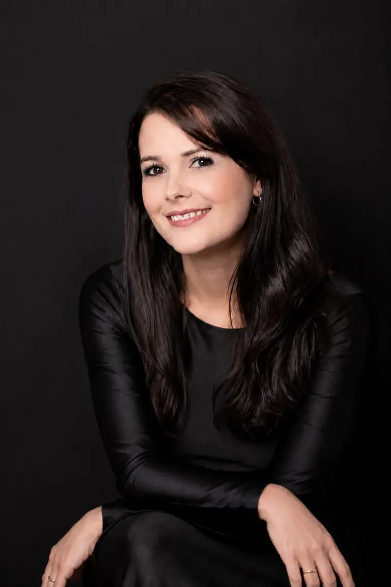 Aveline Grafanassi sorrindo, pronta para atender