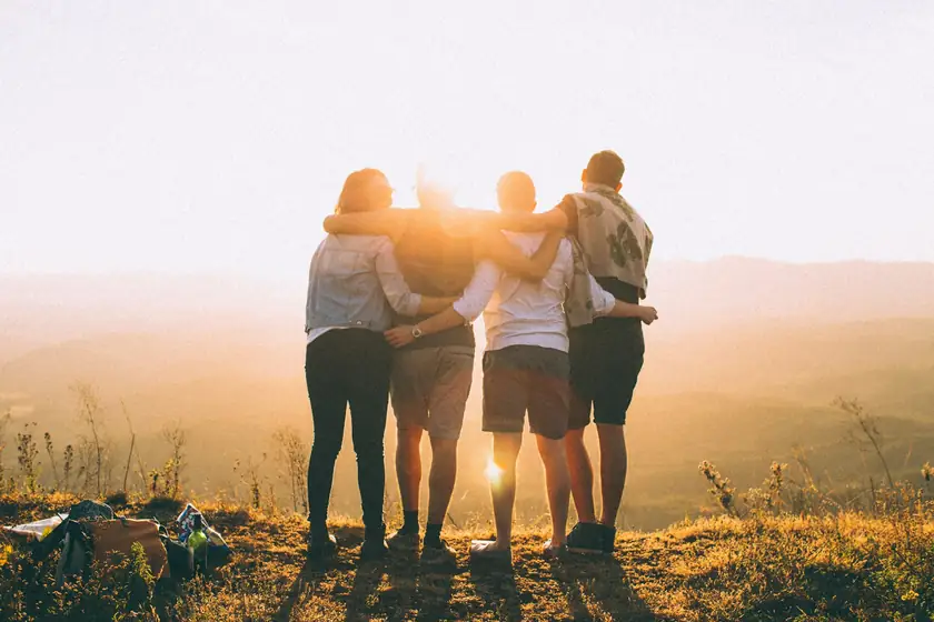 Família reunida ao pôr do sol